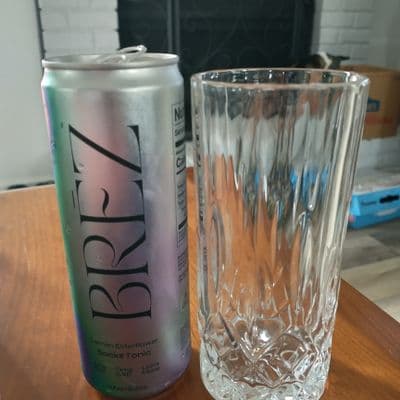 BREZ elderflower tonic with glass